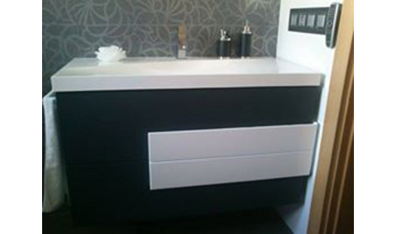 Reforma mueble de baño de color gris antracita