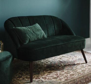sofa-de-terciopelo-verde-de-2-plazas-con-respaldo-en-forma-de-concha